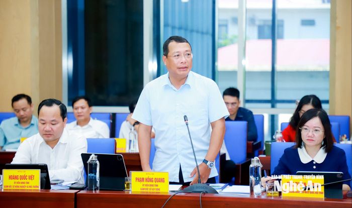 Đồng chí Phạm Hồng Quang - Ủy viên Ban Thường vụ Tỉnh ủy, Giám đốc Sở Xây dựng phát biểu tại phiên họp thường kỳ tháng 5/2026. Ảnh: Thành Duy
