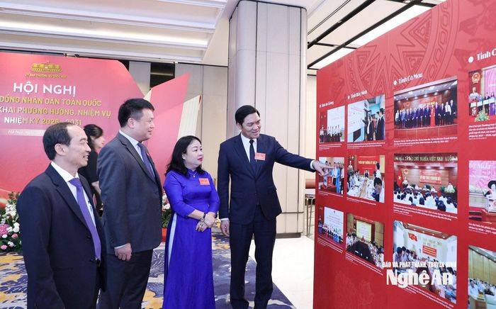 Nhiều hình ảnh hoạt động của HĐND các cấp trong thời gian qua được trưng bày tại hội nghị. Ảnh: Thu Hiền