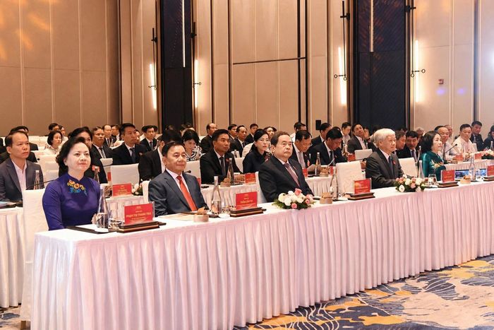 Chủ tịch Quốc hội Trần Thanh Mẫn, Thường trực Ban Bí thư Trần Cẩm Tú, Phó Chủ tịch Thường trực Quốc hội Đỗ Văn Chiến, Phó Thủ tướng Chính phủ Phạm Thị Thanh Trà, Phó Chủ tịch Quốc hội Nguyễn Thị Thanh và các đại biểu dự Hội nghị. Ảnh: Lâm Hiển