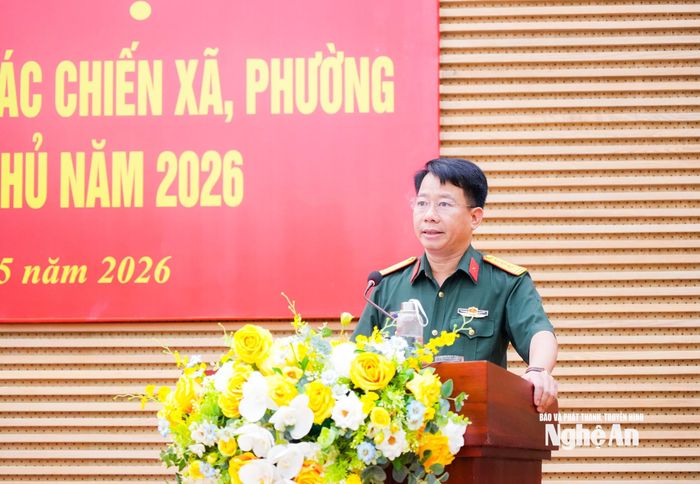 Thượng tá Đậu Hồng Thắm - Phó Tham mưu trưởng Bộ Chỉ huy Quân sự tỉnh báo cáo tóm tắt triển khai diễn tập tác chiến xã, phường trong khu vực phòng thủ năm 2026. Ảnh: TL