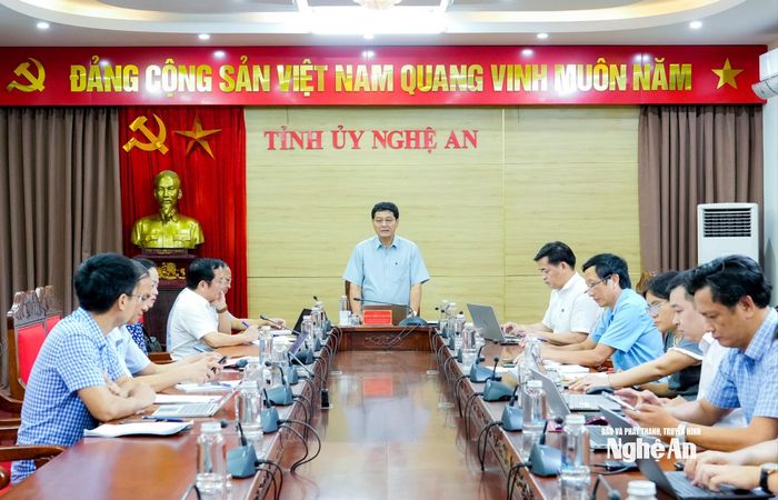 Tổ giúp việc Ban Chỉ đạo tỉnh về sơ kết 1 năm vận hành bộ máy của hệ thống chính trị và chính quyền địa phương 2 cấp tổ chức họp để cho ý kiến dự thảo báo cáo sơ kết và công tác tham mưu chuẩn bị hội nghị sơ kết. Ảnh: Phạm Bằng