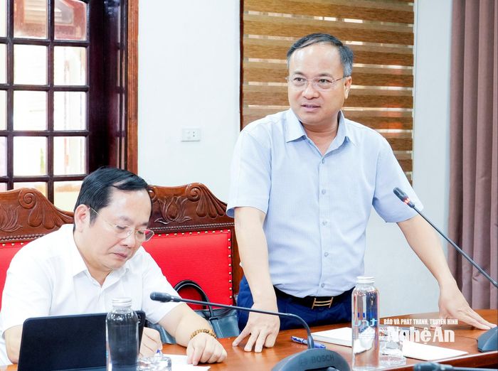 Giám đốc Sở Nội vụ Nguyễn Viết Hưng phát biểu tại cuộc họp. Ảnh: Phạm Bằng