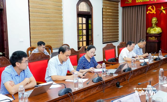 Các thành viên Tổ giúp việc dự cuộc họp. Ảnh: Phạm Bằng