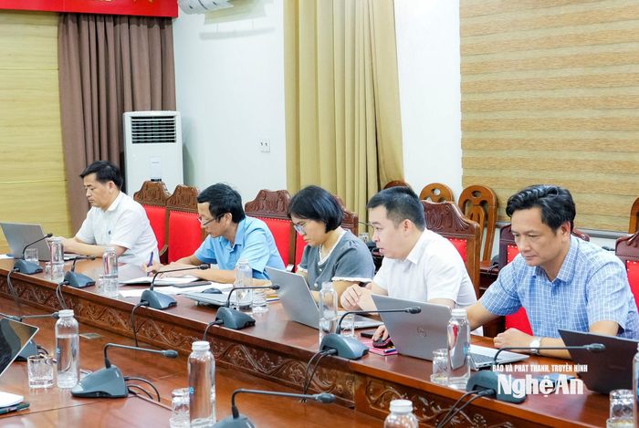 Các thành viên Tổ giúp việc dự cuộc họp. Ảnh: Phạm Bằng