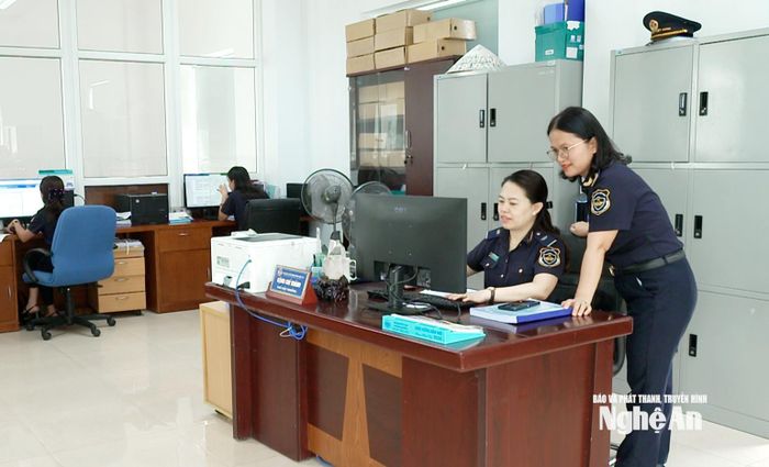 Hải quan Vinh làm thủ tục thông quan cho doanh nghiệp. Ảnh: Thu Vinh