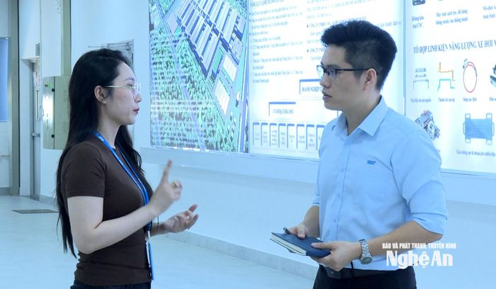 Đại diện Công ty TNHH Công nghệ Everwin Precision trao đổi về triển vọng xuất khẩu trong thời gian tới. Ảnh: Thu Vinh