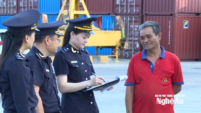 Hải quan cửa khẩu Cảng Cửa Lò trao đổi về thủ tục thông quan. Ảnh: Thu Vinh