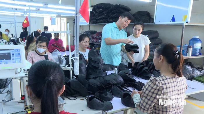 Nhà máy may Ever Gild hoàn thiện đơn hàng xuất khẩu. Ảnh: Thu Vinh