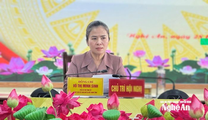Đồng chí Võ Thị Minh Sinh - Phó Bí thư Tỉnh ủy, Chủ tịch Ủy ban MTTQ tỉnh chủ trì phiên họp. Ảnh: Nguyễn Toàn