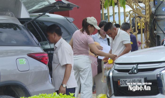 Việc đón trả khách gây mất trật tự an toàn giao thông. Ảnh: PV