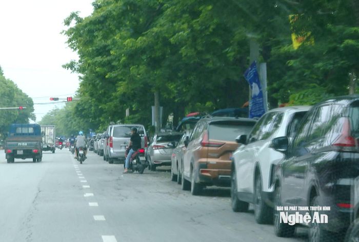 Hàng loạt xe mang biển kiểm soát màu trắng dừng đỗ bên đường, rất khó phân biệt đâu là xe cá nhân, đâu là phương tiện kinh doanh vận tải trá hình đang chờ bắt khách. Ảnh: PV