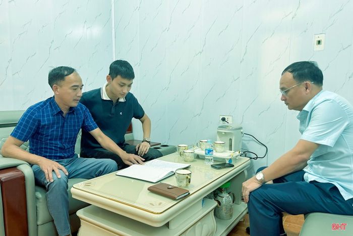 Phóng viên làm việc với lãnh đạo UBND xã Sơn Kim 2 về vấn đề trên.