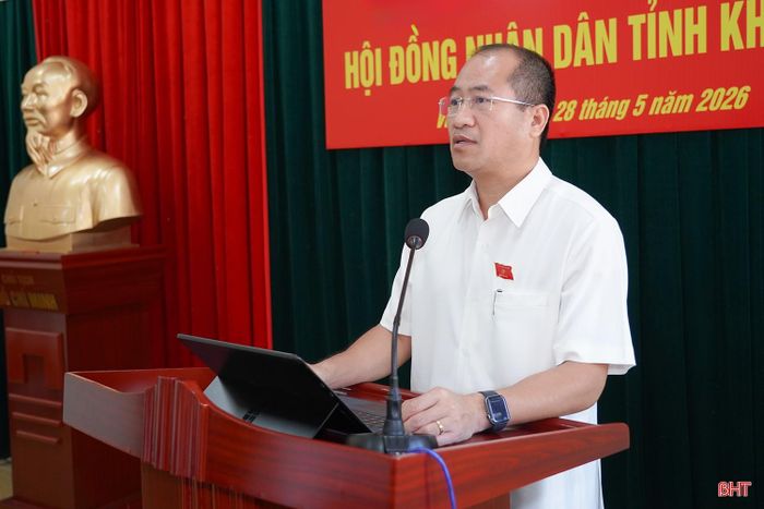 Ông Nguyễn Thế Hoàn - Phó Chủ tịch Ủy ban MTTQ tỉnh, Chủ tịch LĐLĐ tỉnh tiếp thu các kiến nghị của cử tri.