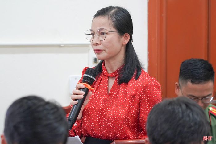 Cử tri Trần Thị Hồng Đường - Trạm Y tế xã Vũ Quang kiến nghị nâng cấp trụ sở và trang thiết bị để phục vụ công tác khám, chữa bệnh cho người dân.