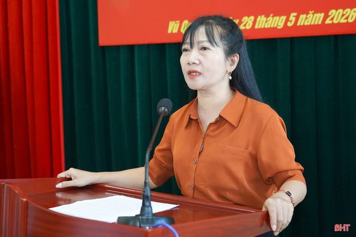 Bà Phan Thị Hồng Yến - Chủ tịch UBND xã Vũ Quang đại diện Tổ đại biểu số 10 HĐND tỉnh báo cáo các nội dung liên quan tại hội nghị.