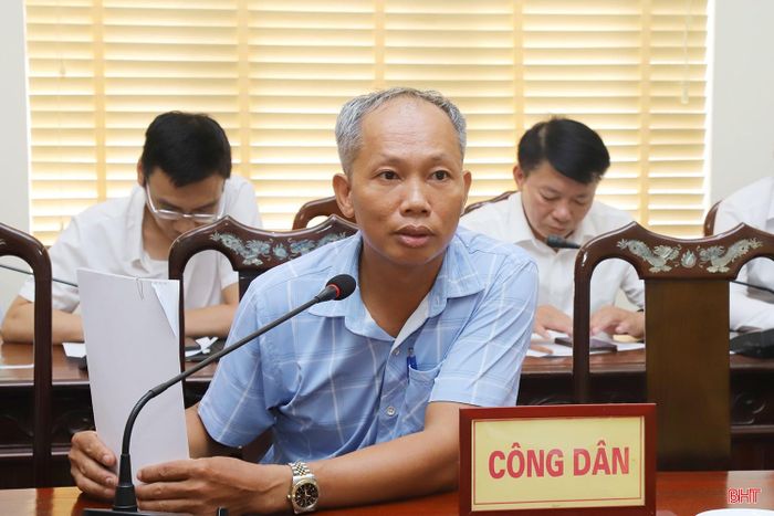 Công dân Phạm Văn Hạnh (xã Mai Phụ) trình bày kiến nghị về đất đai.