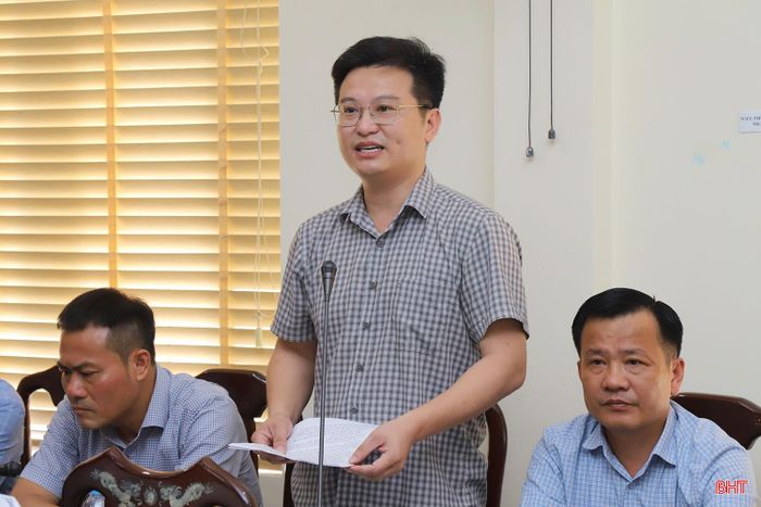 Đồng chí Hoàng Cẩm Thạch - Bí thư Đảng ủy, Chủ tịch HĐND xã Sơn Tây báo cáo tại phiên tiếp công dân.