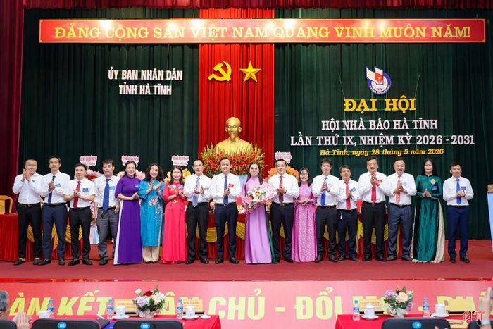 BCH Hội Nhà báo tỉnh khóa IX nhiệm kỳ 2026 - 2031 ra mắt đại hội.