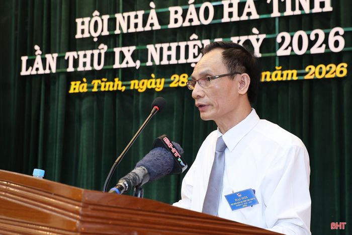 Ông Võ Xuân Báu - Phó Chủ tịch Thường trực Hội Nhà báo tỉnh trình bày cáo tại đại hội.