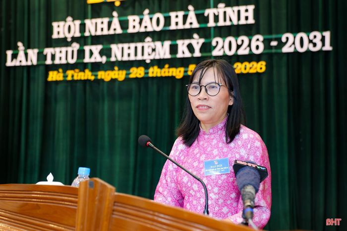  Bà Lê Thị Thủy - Phó Chủ tịch Hội Nhà báo tỉnh, Phó Giám đốc Báo và phát thanh, truyền hình Hà Tĩnh báo cáo kiểm điểm hoạt động của BCH Hội Nhà báo tỉnh nhiệm kỳ 2020 - 2025. 