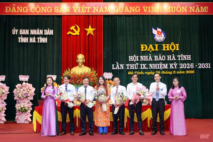 BCH tặng hoa các ủy viên không tái cử.