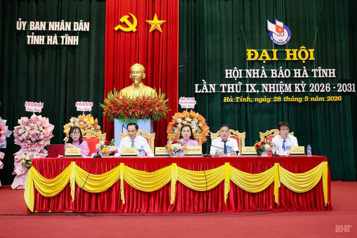 Đoàn Chủ tịch điều hành đại hội.