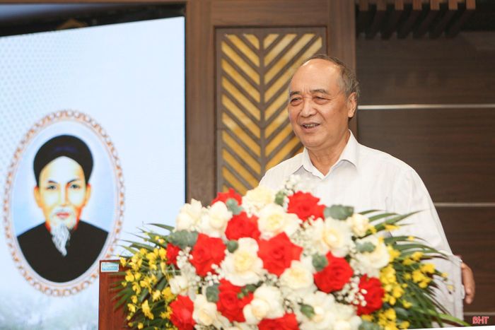  GS.TS Trần Nho Thìn (Đại học Quốc gia Hà Nội) trình bày tham luận: "Nguyễn Công Trứ từ góc nhìn so sánh với danh nhân quốc tế". 