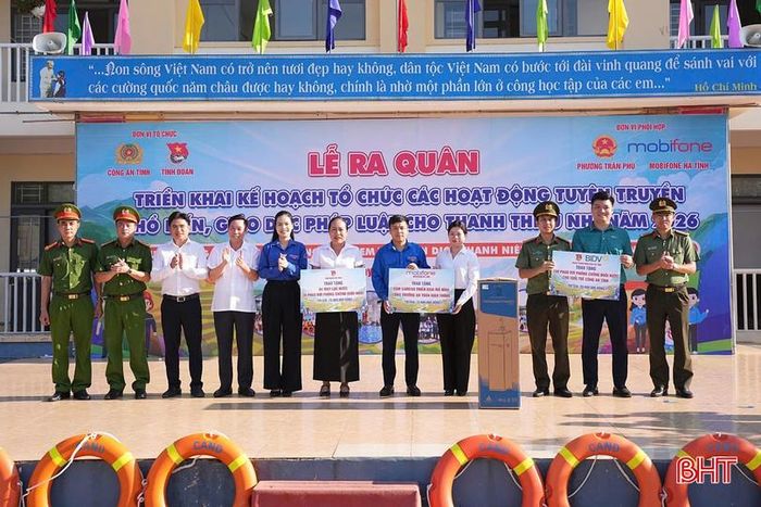 Các đơn vị nhận biểu trưng hỗ trợ nguồn lực để tổ chức các hoạt động an sinh, công trình thanh niên...