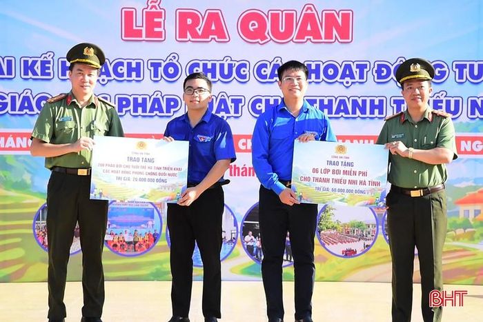 Đại tá Nguyễn Trung Kiên - Phó Giám đốc Công an tỉnh trao biểu trưng hỗ trợ nguồn lực tổ chức các hoạt động an sinh.