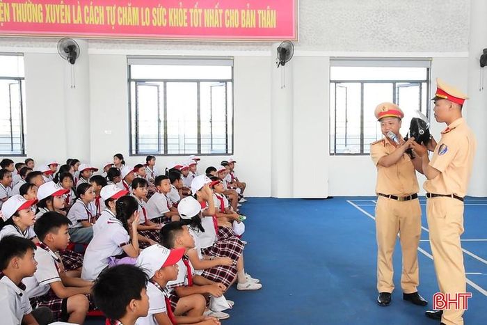 Cán bộ Phòng CSGT Công an Hà Tĩnh tuyên truyền Luật Giao thông đường bộ.