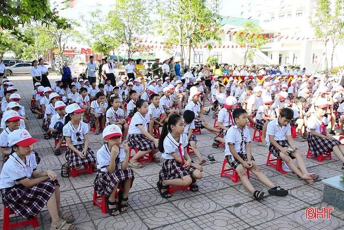 Hơn 700 đoàn viên thanh niên, đội viên thiếu nhi dự lễ ra quân.