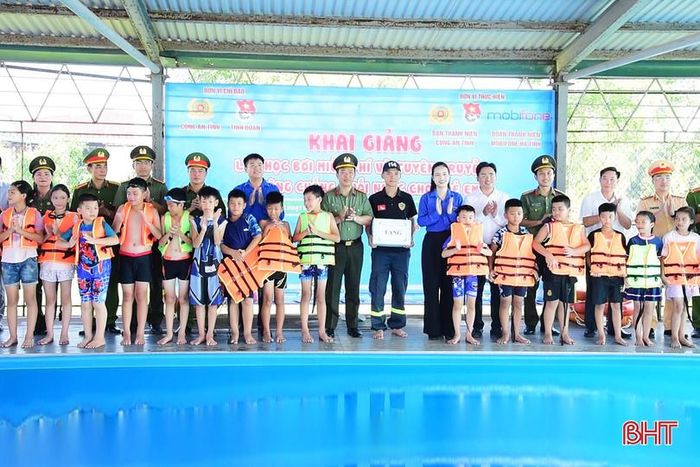  Đại biểu dự khai giảng lớp bơi hè. 