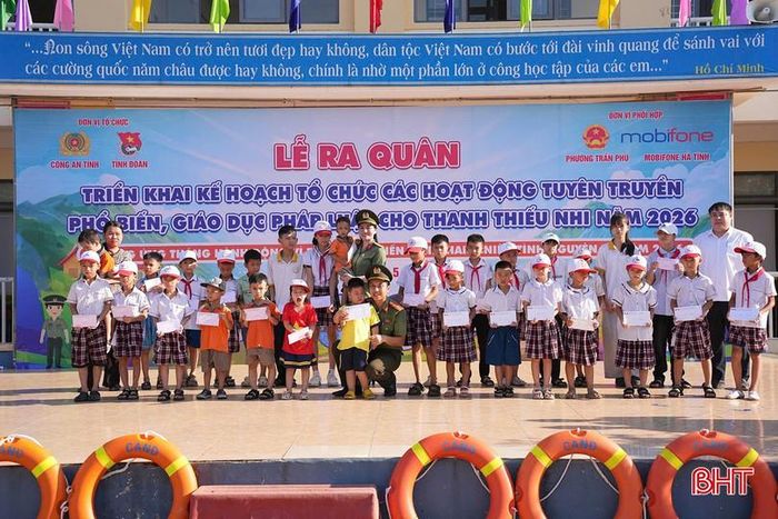 Đại diện Công an tỉnh và lãnh đạo phường Trần Phú trao 30 suất quà cho học sinh gặp hoàn cảnh khó khăn.
