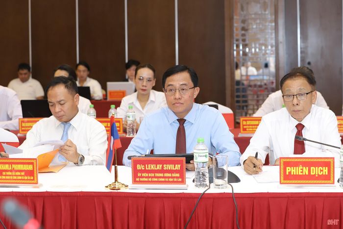 Ông Leklay Sivilay - Bộ trưởng Bộ Công chính và Vận tải Lào cùng các đại biểu tham dự cuộc làm việc.