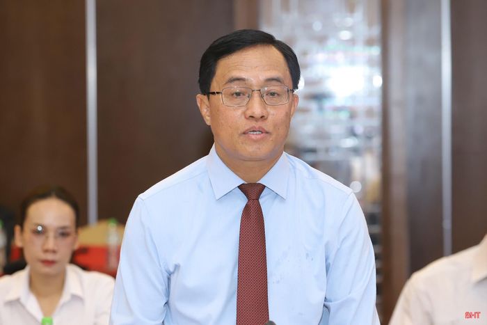 Ông Leklay Sivilay - Bộ trưởng Bộ Công chính và Vận tải Lào phát biểu tại cuộc làm việc.