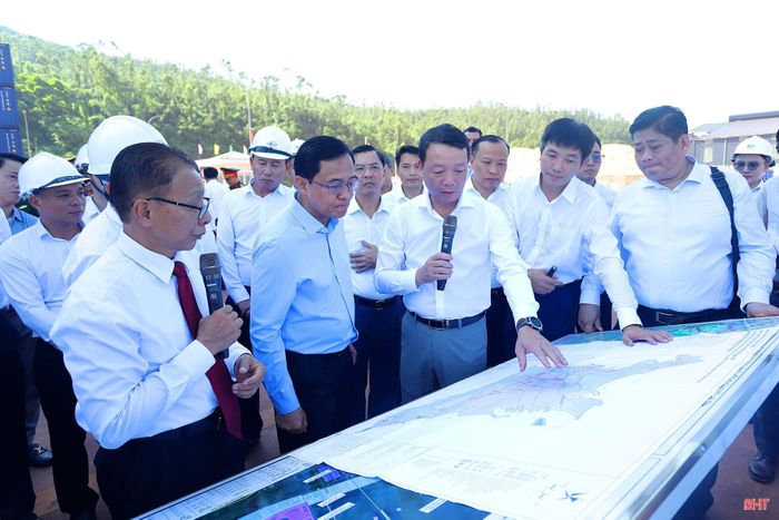  Trước đó, Chủ tịch UBND tỉnh Phan Thiên Định giới thiệu đến đoàn công tác Bộ Công chính và Vận tải Lào về các bến cảng số 1, 2, 3 tại cảng Vũng Áng. 