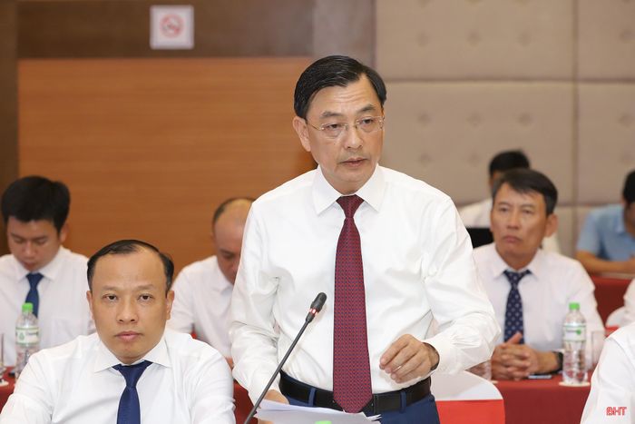Trưởng BQL Khu kinh tế tỉnh Trần Việt Hà báo cáo về định hướng phát triển Vũng Áng, cảng biển, logistics, kết nối với Lào.