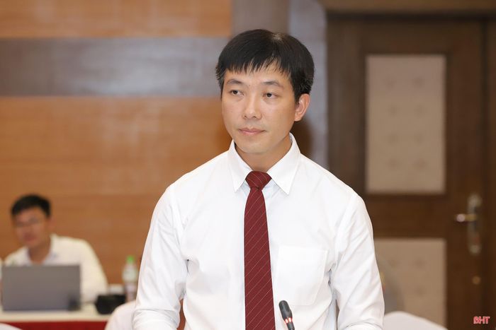 Phó Giám đốc Sở Xây dựng Tô Thái Hòa trao đổi về tuyến đường sắt, đường bộ kết nối Vũng Áng với Việt Nam - Lào.