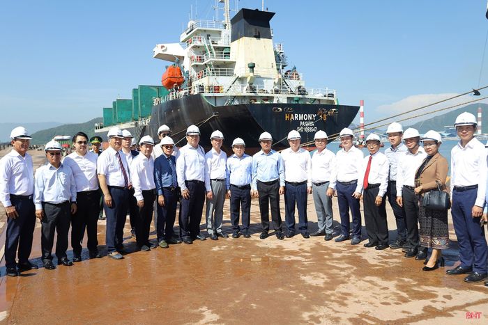  Ông Leklay Sivilay - Bộ trưởng Bộ Công chính và Vận tải Lào cùng đoàn công tác khảo sát bến cảng số 3 do Công ty CP Cảng quốc tế Lào - Việt quản lý, vận hành. 