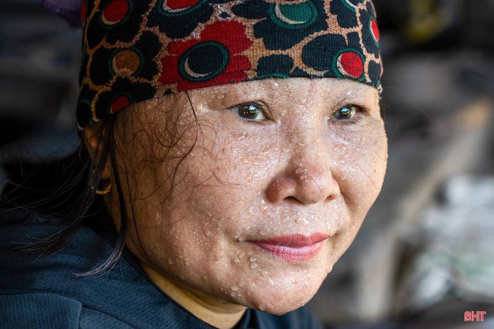Mồ hôi lăn dài trên khuôn mặt những người thợ bám trụ bên lò rèn.