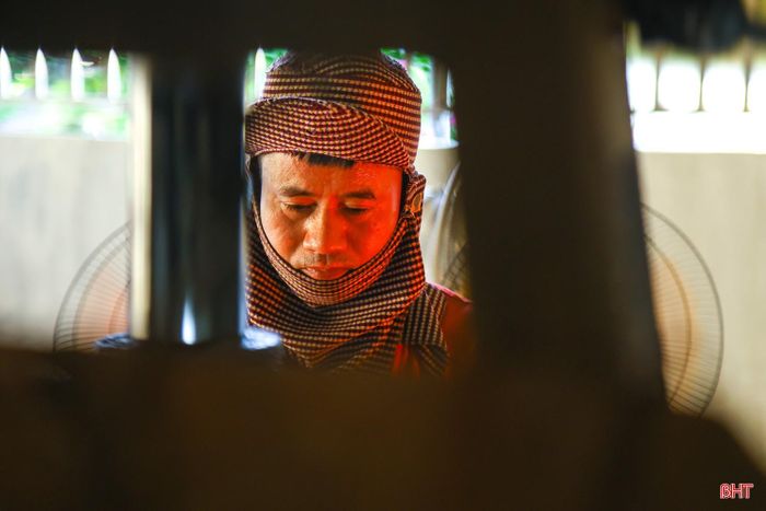  “Mùa hè nếu nhiệt độ ngoài trời khoảng 39, 40 độ C thì khu vực bếp lò có thể lên tới 45 -46 độ C do hơi nóng từ lửa và kim loại nung đỏ tỏa ra. Đứng cạnh lò rèn mồ hôi vã ra như tắm, cái nóng hầm hập khiến công việc vốn đã nặng nhọc càng trở nên vất vả. Nhiều khi vừa nóng vừa mệt đến khó thở, cứ làm được chút lại phải nghỉ” – anh Hiếu chia sẻ. 