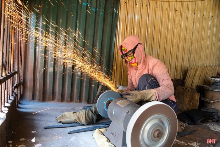 Hiện làng rèn Trung Lương có gần 60 hộ gia đình bám trụ với nghề. Ước tính mỗi ngày, làng rèn sản xuất khoảng 2.000 sản phẩm và cho thu nhập khoảng 1 triệu đồng/hộ/ngày. Dù vất vả, thời tiết khắc nghiệt nhưng làng vẫn luôn đỏ lửa trong điều kiện đảm bảo cao nhất về an toàn cháy nổ.