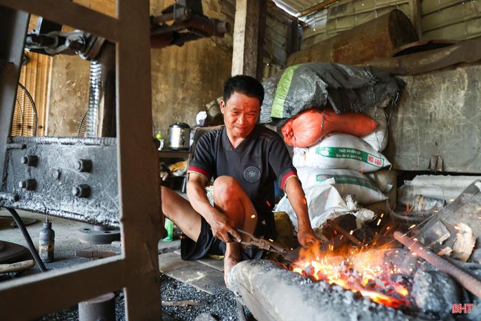 Cách xưởng rèn của gia đình anh Hiếu không xa, hai vợ chồng anh Nguyễn Ngọc Quý (SN 1973, trú TDP Tiên Sơn) vẫn đang cặm cụi làm việc. Thời tiết nắng nóng cộng với bụi than khiến vợ chồng anh liên tục tạm dừng để lấy sức.