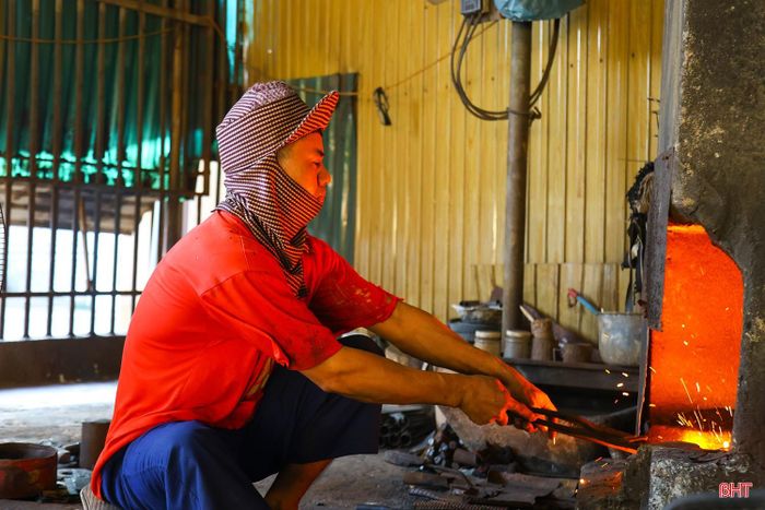 Để giảm bớt áp lực từ nhiệt độ, nhiều hộ phải bố trí thời gian làm việc từ sáng sớm hoặc kéo dài tới tối muộn. Từ 4 giờ sáng, gia đình anh Cao Đức Hiếu (SN 1975, trú TDP Tiên Sơn) đã đỏ lửa làm việc. Gần 30 năm gắn bó với nghề, mùa hè là khoảng thời gian làm việc vất vả nhất đối với anh và nhiều thợ rèn khác.