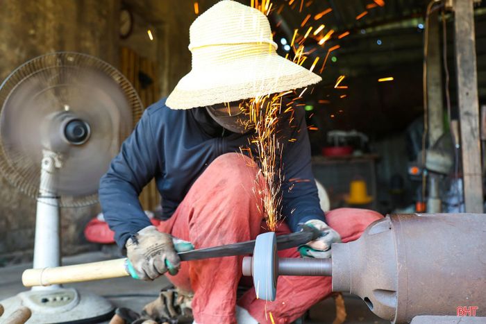 Không những đàn ông miệt mài với công việc mà nhiều phụ nữ làm nghề rèn cũng luôn bận rộn. Chị em ở làng rèn thường tham gia ở công đoạn làm nguội như: mài, gọt...