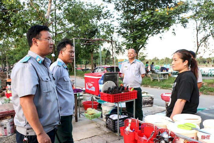 Lực lượng chức năng kiểm tra, nhắc nhở các hộ kinh doanh chấp hành chủ trương, hạn chế tái diễn dựng rạp, nhà bạt gây mất mỹ quan đô thị.
