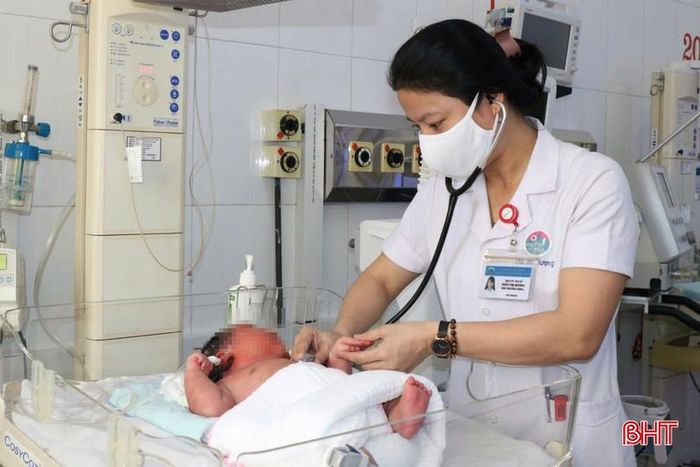 Trẻ em là một trong những đối tượng dễ bị ảnh hưởng về sức khỏe khi phải hít khói thuốc thụ động (Ảnh minh họa).