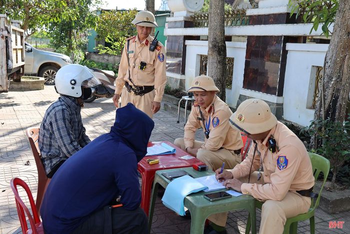 Lực lượng CSGT làm việc với các chủ phương tiện vi phạm lỗi tốc độ trên Quốc lộ 15B, đoạn qua xã Việt Xuyên.