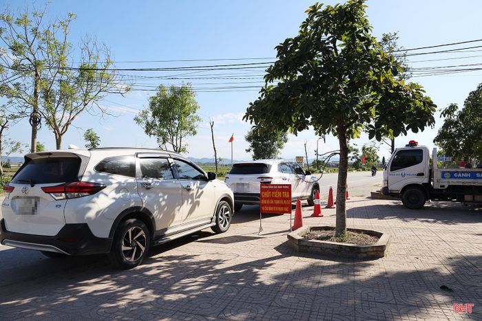 Nhiều phương tiện vượt tốc độ cho phép tại các tuyến đường bị lực lượng chức năng dừng xe, tiến hành xử phạt.