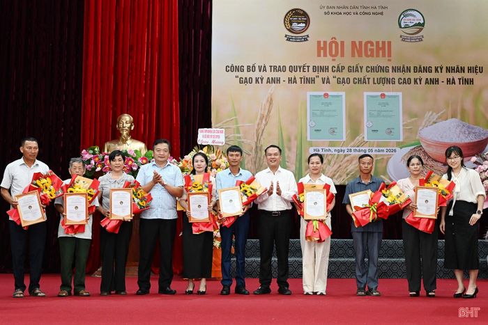 Phó Chủ tịch UBND tỉnh Hồ Huy Thành và lãnh đạo Sở KH&CN trao giấy chứng nhận quyền sử dụng NHCN đợt 1 cho các cơ sở tiêu biểu.